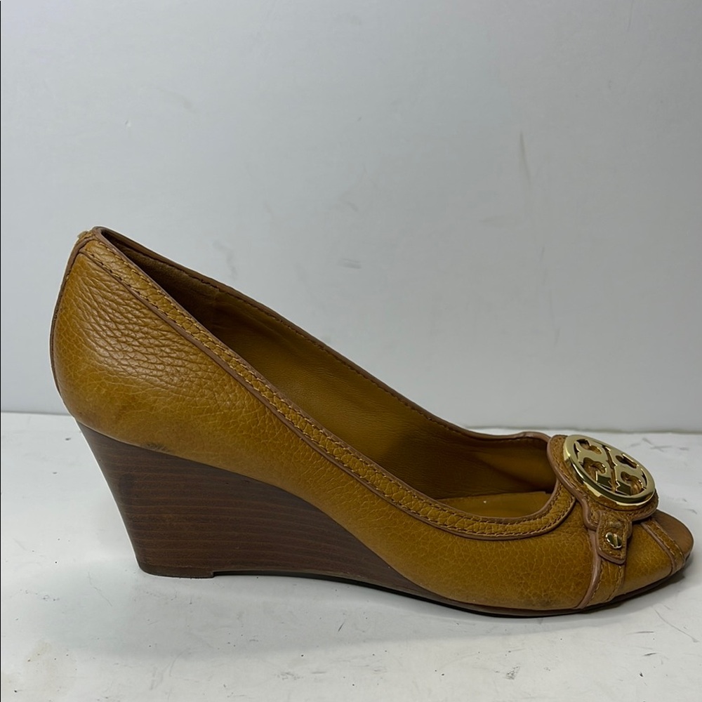 Tory Burch Tan Heels with Gold Medallion - Picture 2 of 5